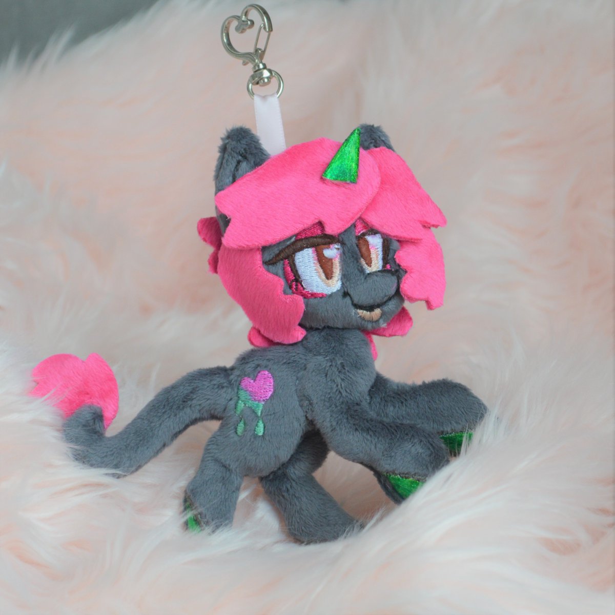 azzy_skyze's tweet photo. ✧༺♥༻∞Cursed Affection MLP custom keychain∞༺♥༻✧
for @kinkymemepie! 
You can't see it super well, but she has holo hooves and horn  *:･ﾟ✧ https://t.co/c8ix9hTty0