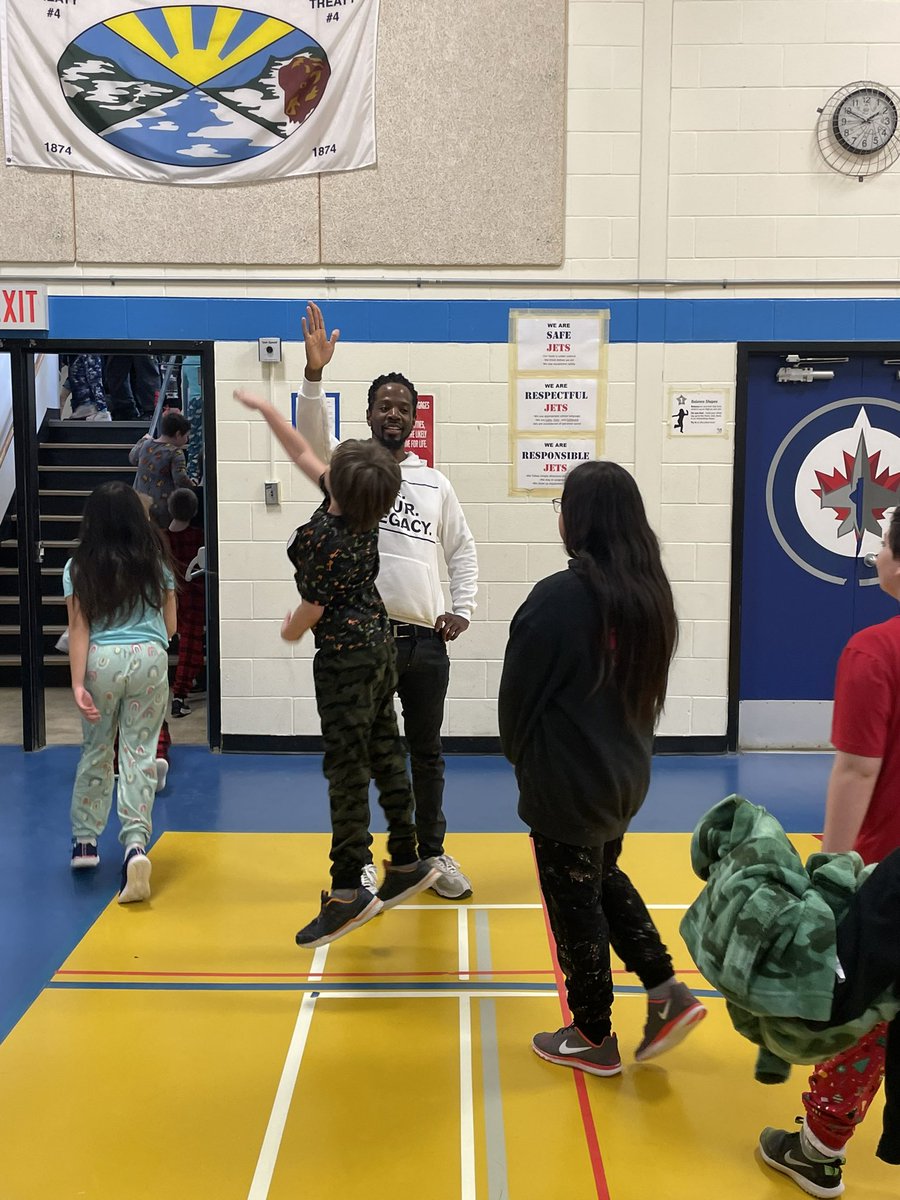 MmeAlexanderFI's tweet photo. Thank you @ShaunBoothe for sharing your message about Living Your Legacy through your music. Thanks to @Empire_mj for joining us @WestmountSchool #learningtogether @PrairieSouth https://t.co/giI9ndhchh