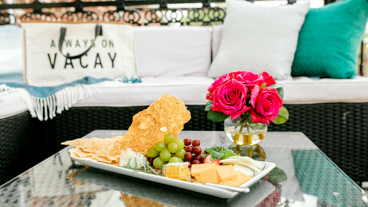 TheWilliam15's tweet photo. Need a little afternoon break? Enjoy a #cheese and fruit platter from the comfort of your balcony. Click the link to learn more about our services, and make your #Boerne #getaway plans today! https://t.co/Jp8ZZVIp2o https://t.co/Jb6CS6UGYV