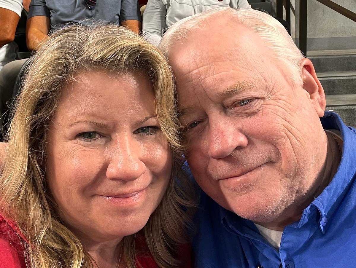 BeccaisaPenName's tweet photo. Who doesn’t love Opening Day? #hiimglenn #imafreak #freakradio #takemeouttotheballgame #letshaveacatch #ilovetherangers #StraightUpTX @Rangers https://t.co/Ldn9PNqXSc