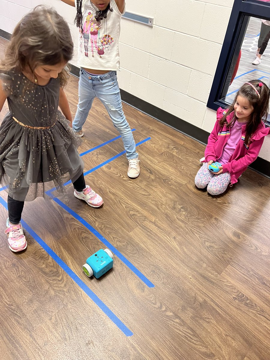 PrecusGlover's tweet image. It’s so fun programming Botleys! Check out these kindergarteners coding in the Tech Lab! #HumbleCampusIT #TransformativeTech