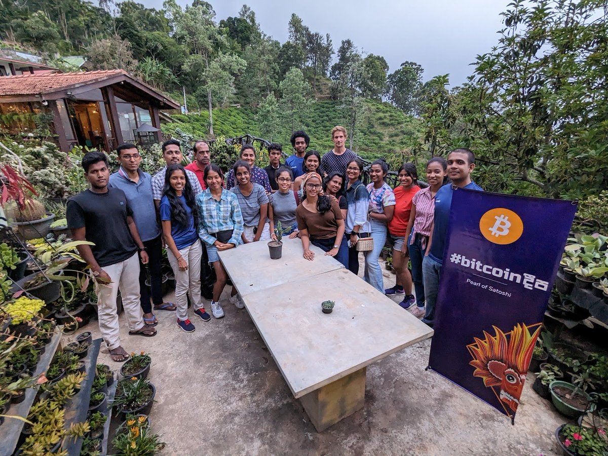 SL_BTC's tweet photo. This is how its done..😍
#Bitcoin  #lightning meetup in Ella #SriLanka 🇱🇰
#PearlOfSatoshi #BitcoinDeepa https://t.co/nOlk9OnCNs