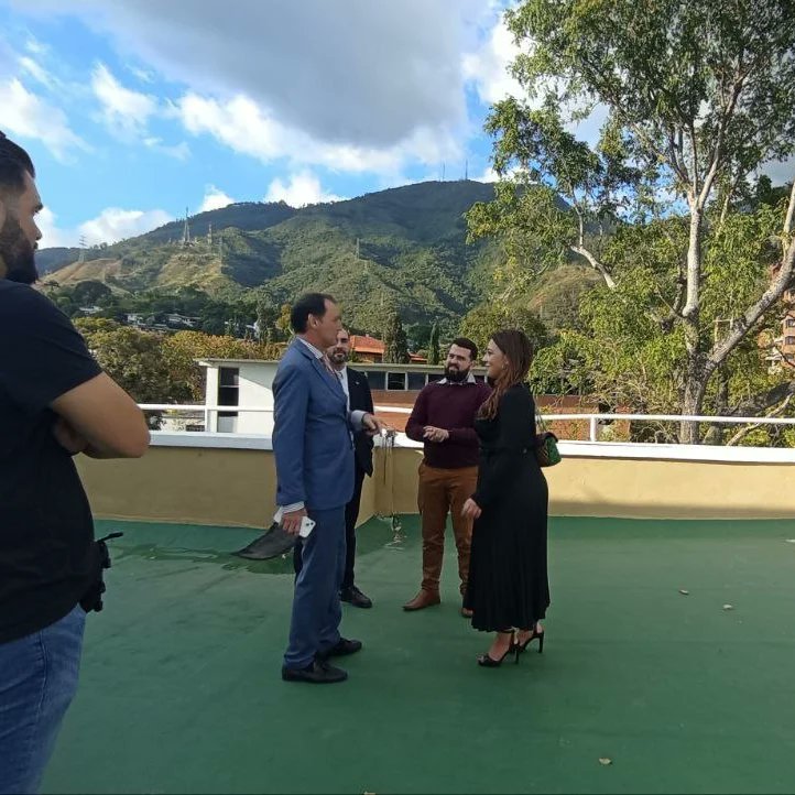 El pasado 31-01 la Scuola tuvo el honor de recibir a la Sra. Maria Uzzo, Embajadora de 🇻🇪 en Italia, así como al cuerpo diplomático, Sr. Placido Vigo, Embajador de Italia en Venezuela, el Dr. Occhipinti, Cónsul General, el Dr. Manià, Cónsul y el Prof. Capaldo, D. Scolastico 🇮🇹