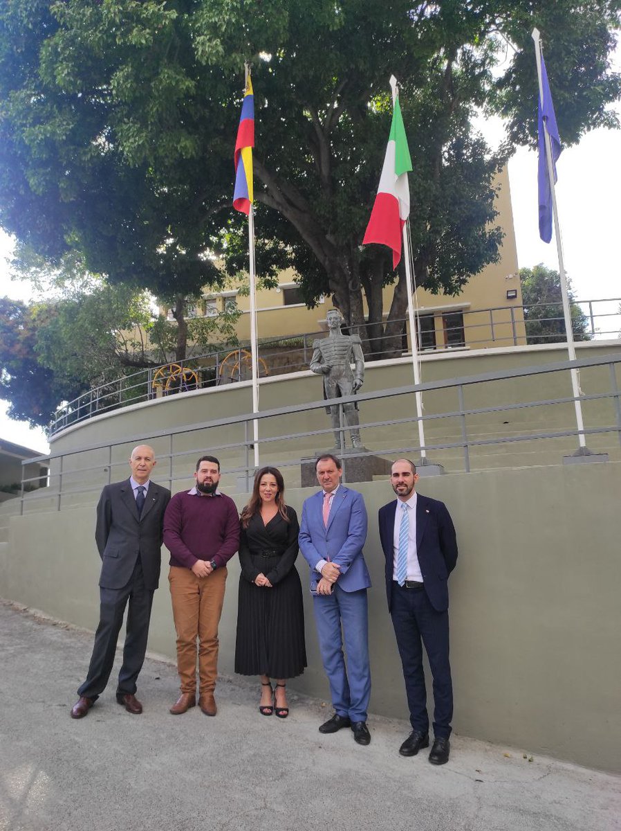 ScuolaCodazzi's tweet photo. El pasado 31-01 la Scuola tuvo el honor de recibir a la Sra. Maria Uzzo, Embajadora de 🇻🇪 en Italia, así como al cuerpo diplomático, Sr. Placido Vigo, Embajador de Italia en Venezuela, el Dr. Occhipinti, Cónsul General, el Dr. Manià, Cónsul y el Prof. Capaldo, D. Scolastico 🇮🇹 https://t.co/cZrOOWVuaE