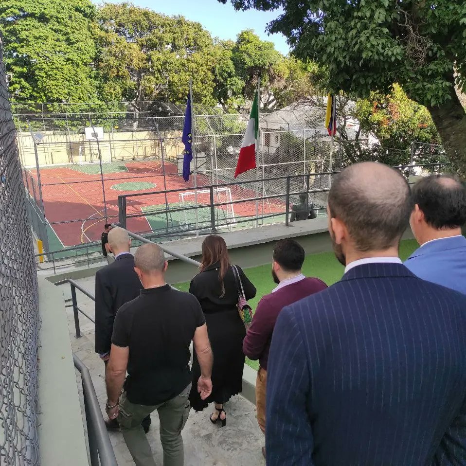 ScuolaCodazzi's tweet photo. El pasado 31-01 la Scuola tuvo el honor de recibir a la Sra. Maria Uzzo, Embajadora de 🇻🇪 en Italia, así como al cuerpo diplomático, Sr. Placido Vigo, Embajador de Italia en Venezuela, el Dr. Occhipinti, Cónsul General, el Dr. Manià, Cónsul y el Prof. Capaldo, D. Scolastico 🇮🇹 https://t.co/cZrOOWVuaE