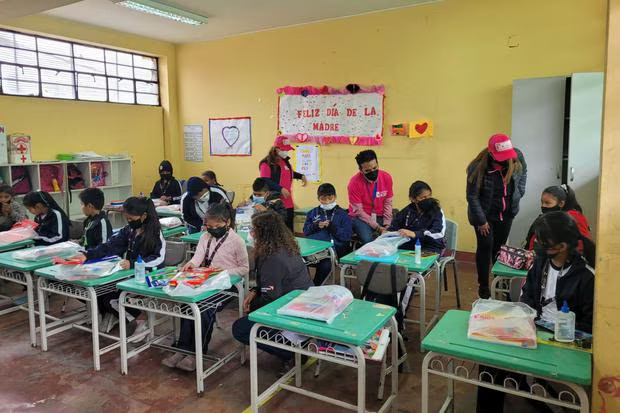 elcomercio_peru's tweet photo. Sin embargo, este no detalló que el bloque entregado apenas reunía el 33,8% de todo el material a distribuir. #ECData pudo verificar que al 23 de marzo el Minedu solo ha entregado el 55% del material escolar a las UGEL. https://t.co/FA429TgKqk