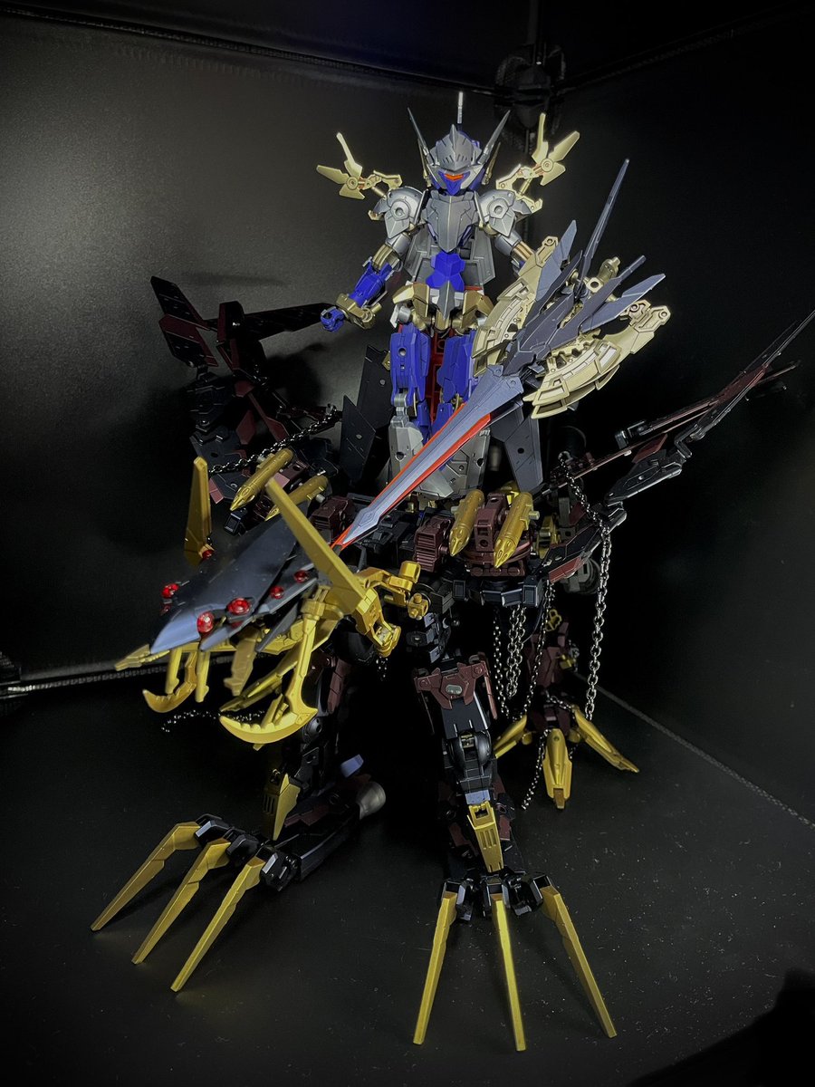 mamebato1119's tweet photo. 「冬騎士 フィンブル」
「終焉獣 ラグナロク」
ViSiTor討伐の為、秘密裏に開発が行われた2機の機体。
「終焉獣 ラグナロク」は、「冬騎士 フィンブル」を贄とし、自らの“コア”として吸収する事で「終焉騎士 オーバーラップ=ラグナロク」へと姿を変える。
#30MMSSW
#30MMマクシオン軍 https://t.co/ONZfkEn6A8