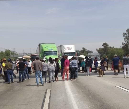 jjanderkee's tweet photo. BLOQUEADA LA MÉXICO-QUERÉTARO
Habitantes de Teoloyucan toman la autopista, a la altura de la Caseta de cobro. Exigen que sea sofocado el incendio del basurero de #Tepotzotlan el cual lleva 5 dias y ha provocado enfermedades respiratorias. Severo caos #mexicoqueretaro  #tepoztlán https://t.co/rMlBZ9xpLU