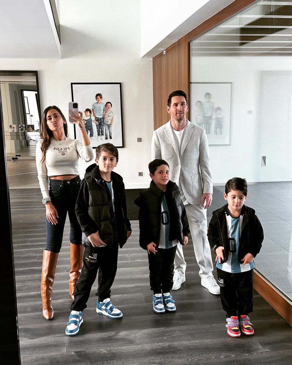 🚨 Lionel Messi's wife and children want to return to Barcelona to live! 🇪🇸🏠 

(Source: as)