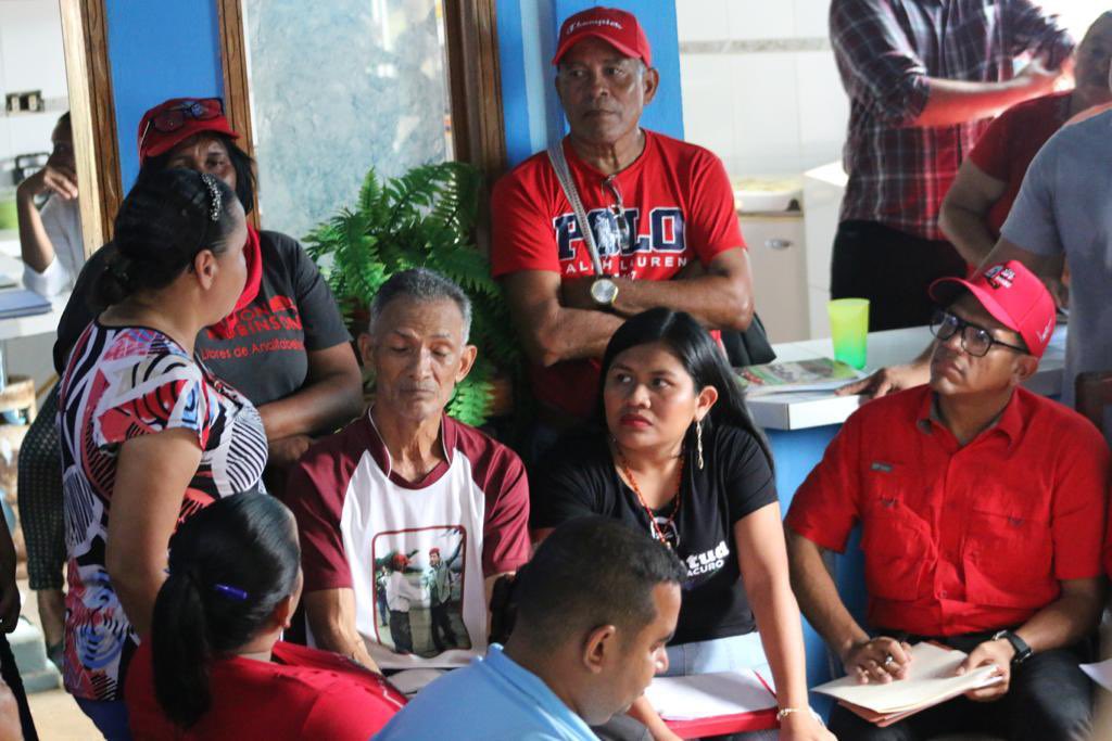 Estamos en #DeltaAmacuro visitando las UBCH // Escuchando, debatiendo junto a las bases populares de nuestro @partidopsuv. Con la moral en alto seguimos en movimiento construyendo el proyecto de Bolívar y Chávez. 

 #MaduroEsUnDuro

<a href="/NicolasMaduro/">Nicolás Maduro</a>