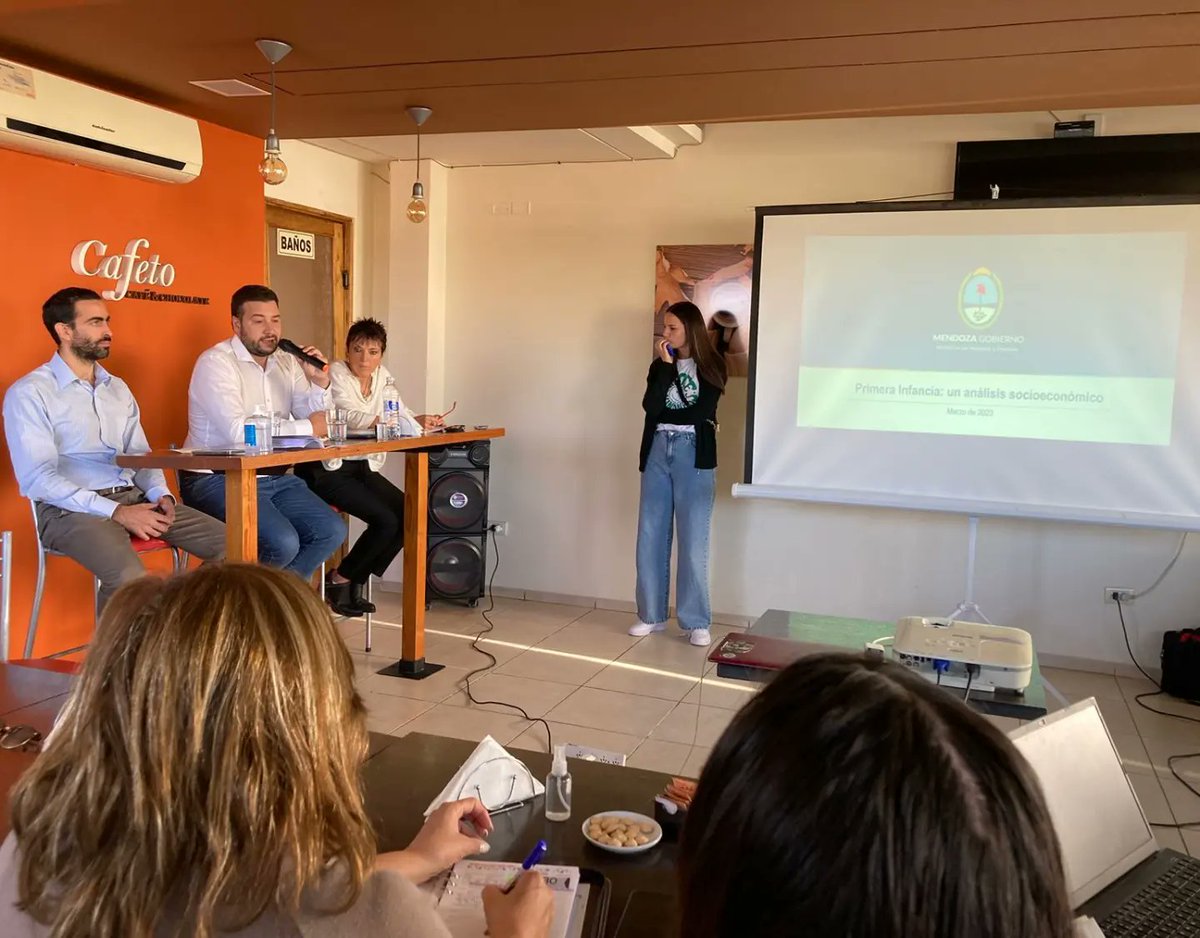 MauriPintiClop's tweet photo. Con el Ministro de Hacienda, Victor Fayad, presentamos nuestro Master Plan para el Maipú del futuro, con la triste noticia de que hoy la pobreza trepó al 38%. No tenemos dudas de que la educación en la primera infancia es el puntapié inicial para las futuras generaciones. https://t.co/Ow7bAeDMKN