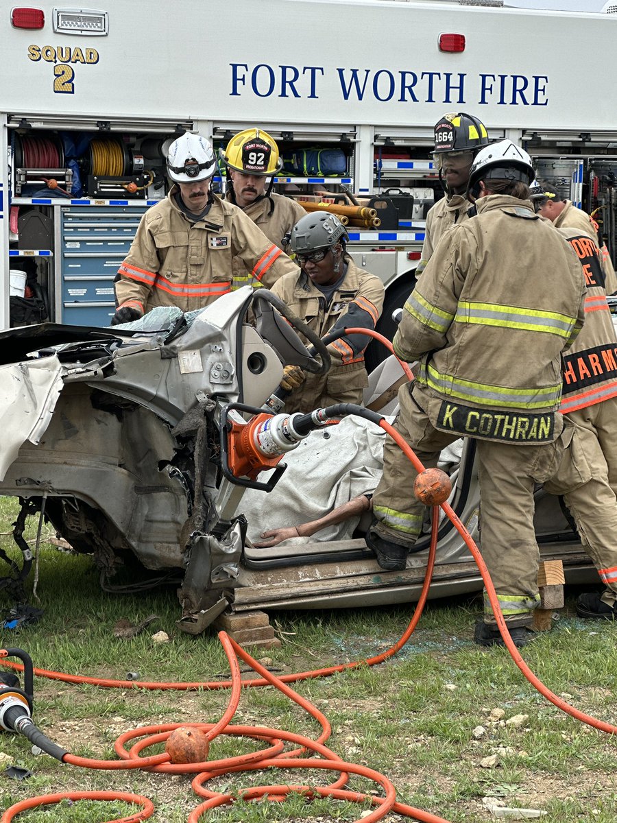 Good to know that if I am ever in a bad wreck, the well-trained &amp; amazing <a href="/FortWorthFire/">Fort Worth Fire Department</a> will be there 💪🏻 

(these are DEMO pics only, not a live crash)
