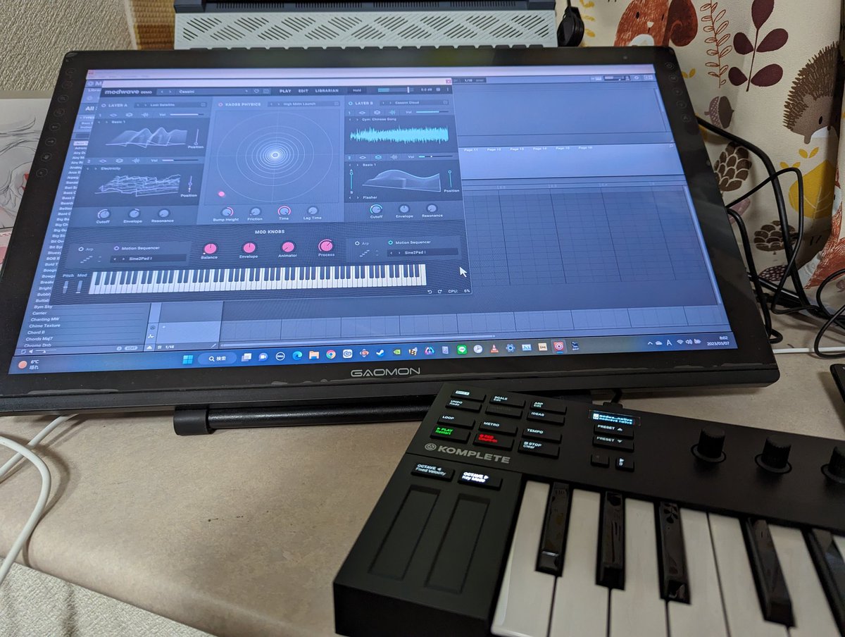 kakesukun's tweet photo. NI社のMIDIキーボードに付属のシーケンサーMashineがめっちゃ使いやすい。今までPCで曲制作で挫折して来たけど(笑)ミニ鍵盤よりフルサイズの方が使いやすいので最近はKORGのmodwaveでの打ち込みが多いな〜でもマウスでちまちま音の長さを修正するのはなんとかならんかな(笑
#KORG #MASHINE #modwav https://t.co/f5AfeUIK3Q