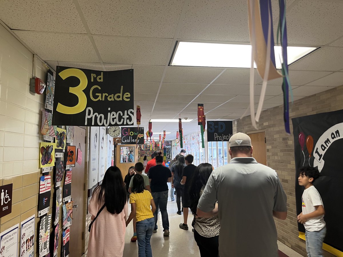 stepharillo's tweet image. Awesome Art Show happening now ⁦@CFELISD⁩! A special shout out to ⁦@Foundation4LISD⁩ for the ability to have the Glow Gallery, very cool! Great job ⁦@MrsAllensART⁩ and Clear Fork staff! #UnlockingPotential