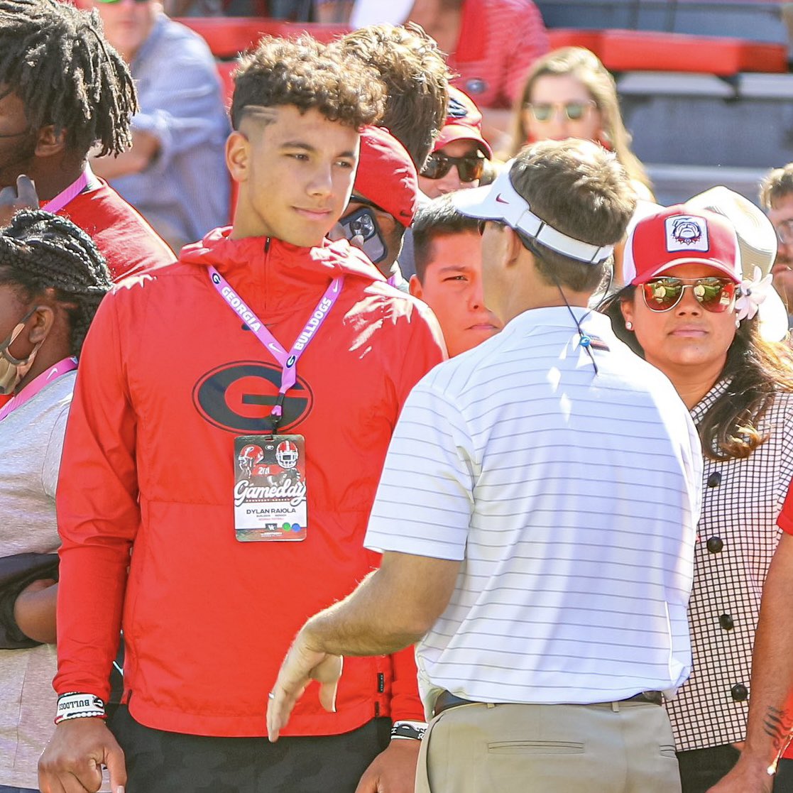 aaronleicht's tweet photo. 5⭐️ #1 2024 QB prospect Dylan Raiola changes Twitter and Hudl pics to Georgia.

Raiola plans ONE official visit: To UGA the first weekend in June.

Steve Wiltfong flips his Crystal Ball from USC to Georgia (bet he won’t change it again). 👀🔥 #GoDawgs https://t.co/kPqe7VZ4lE
