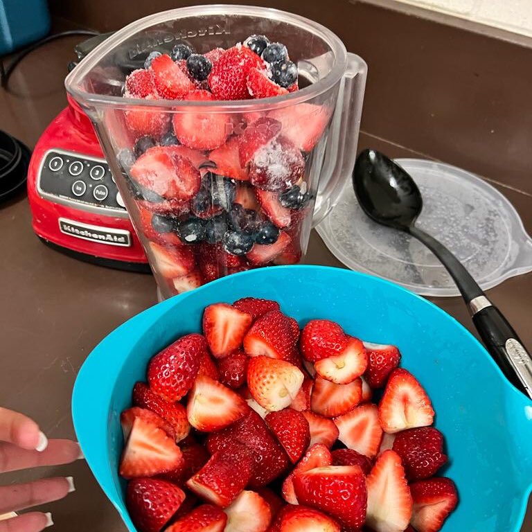 TFSS_'s tweet photo. #beyond330 kids having a BERRY good time whipping up delicious smoothies using locally grown strawberries! Big thanks to @OntarioBerries for the support! #ontarioberries https://t.co/67QJGhGnYF