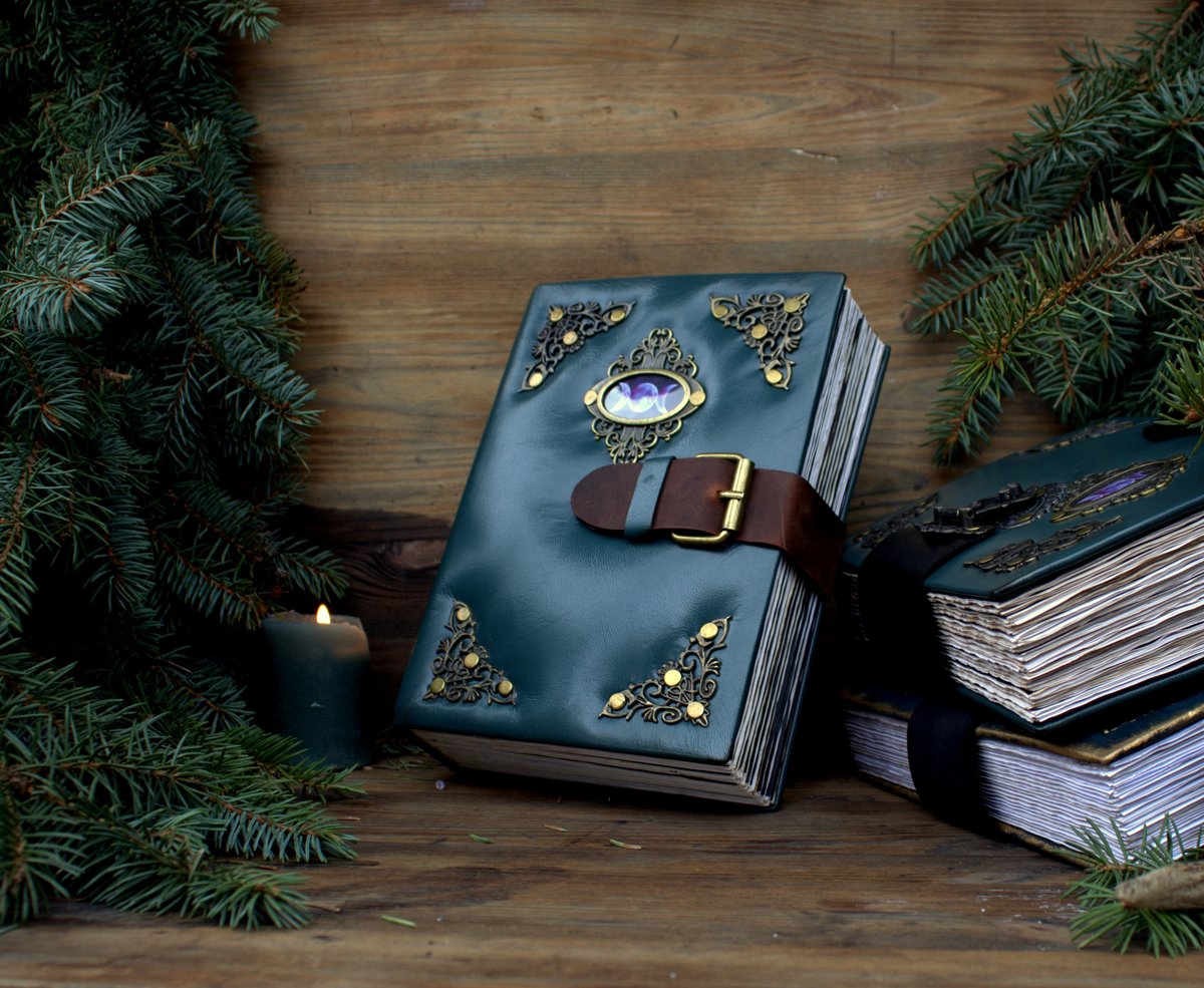 MemoryKeeper9's tweet image. Witches book of shadows
Charming and mysterious book of mysteries in a genuine leather cover
 etsy.me/3TZow4M 
#memorykeeping #modernmemorykeeping #documentyourdays #travelersnotebook #papercraft #papercrafting #journal #tellyourstory #aliedwardsdesigninc #craftthestory