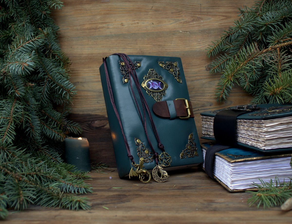 MemoryKeeper9's tweet image. Witches book of shadows
Charming and mysterious book of mysteries in a genuine leather cover
 etsy.me/3TZow4M 
#memorykeeping #modernmemorykeeping #documentyourdays #travelersnotebook #papercraft #papercrafting #journal #tellyourstory #aliedwardsdesigninc #craftthestory