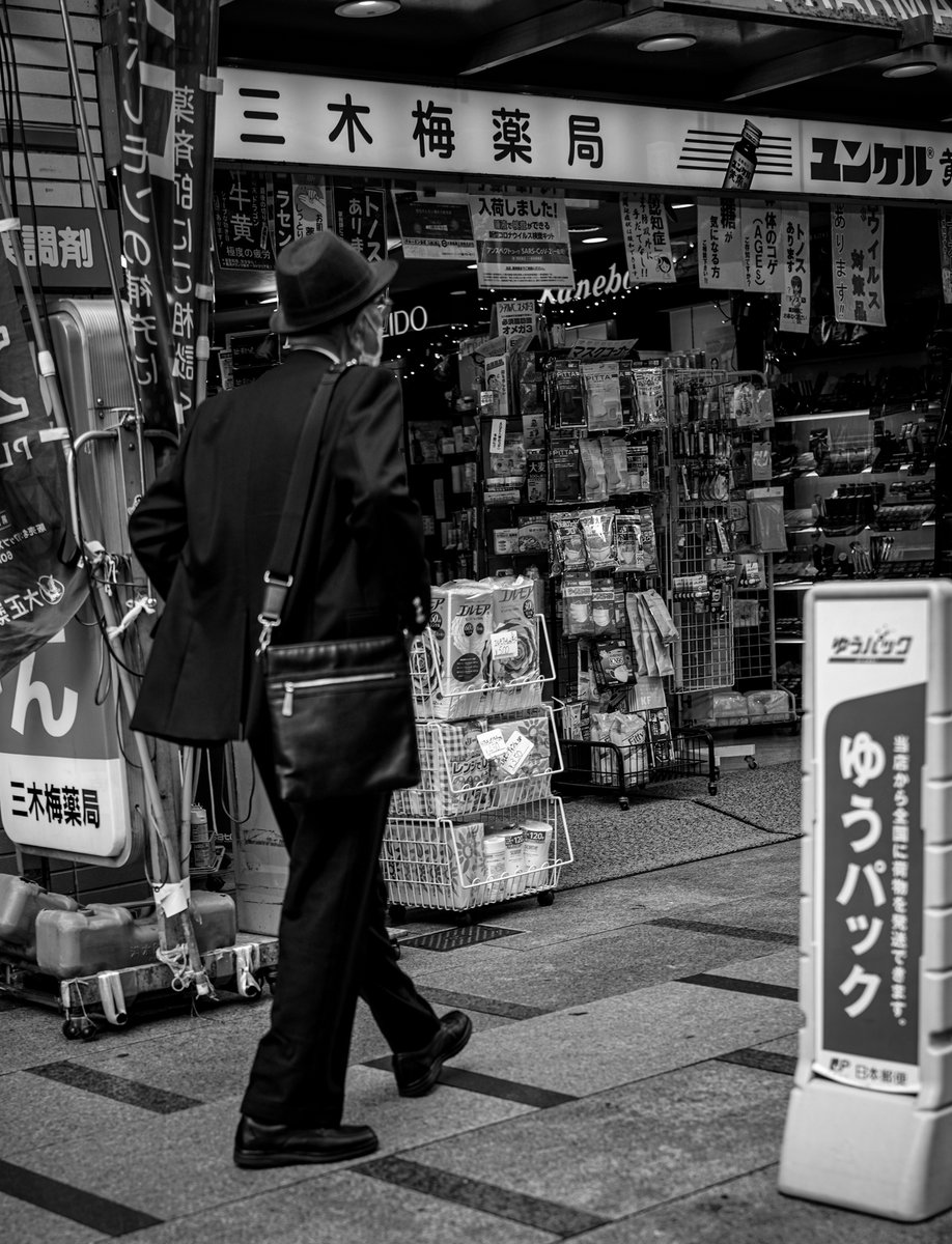 IBAight's tweet photo. Businessman in Tokyo Japan. 

#street #photography #blackandwhite #foto #tokyo #japan #japon #businessman https://t.co/jc7NY7gt9O