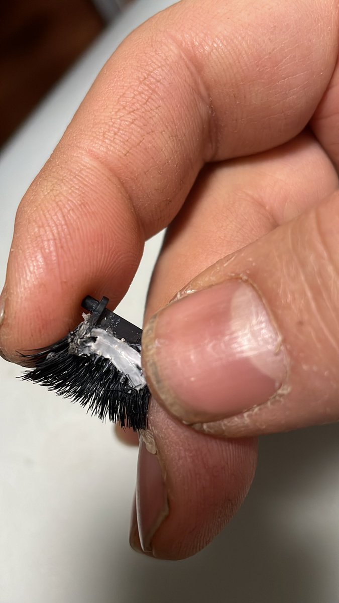 うむ
プラ板接着と瞬着パテでなんとかつけまつげ加工品接着できた。削って塗って組み込もう 