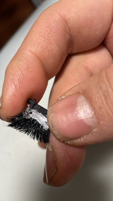 うむ
プラ板接着と瞬着パテでなんとかつけまつげ加工品接着できた。削って塗って組み込もう 