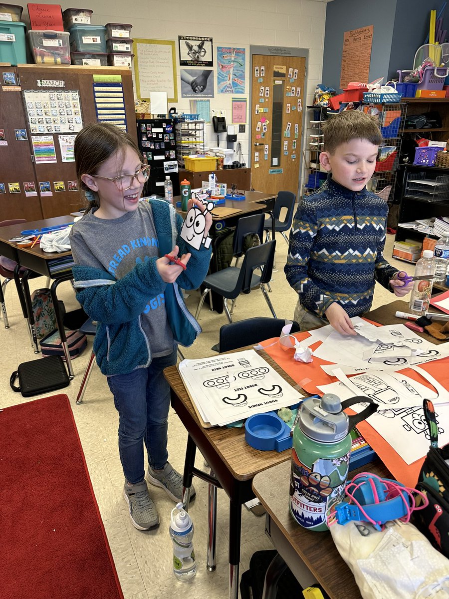 HildaServello's tweet photo. @SedgeGardenES measuring fun! https://t.co/3hRVBKcI1i
