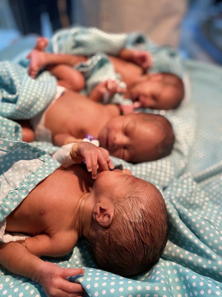 Nyala Sudan Eğitim ve Araştırma Hastanesinde sağlıklı bir şekilde dünyaya gelen üçüz bebeklerin babası hastane yöneticisi Doç. Dr. Mustafa Emre Ercin’i ziyaret etti. Türkiye’de meydana gelen deprem nedeniyle taziye dileklerini iletti. <a href="/disabgm/">T.C. Sağlık Bakanlığı AB ve Dış İlişkiler G.M.</a> <a href="/sbkhgm/">Kamu Hastaneleri Genel Müdürlüğü</a> @TCHartumBE