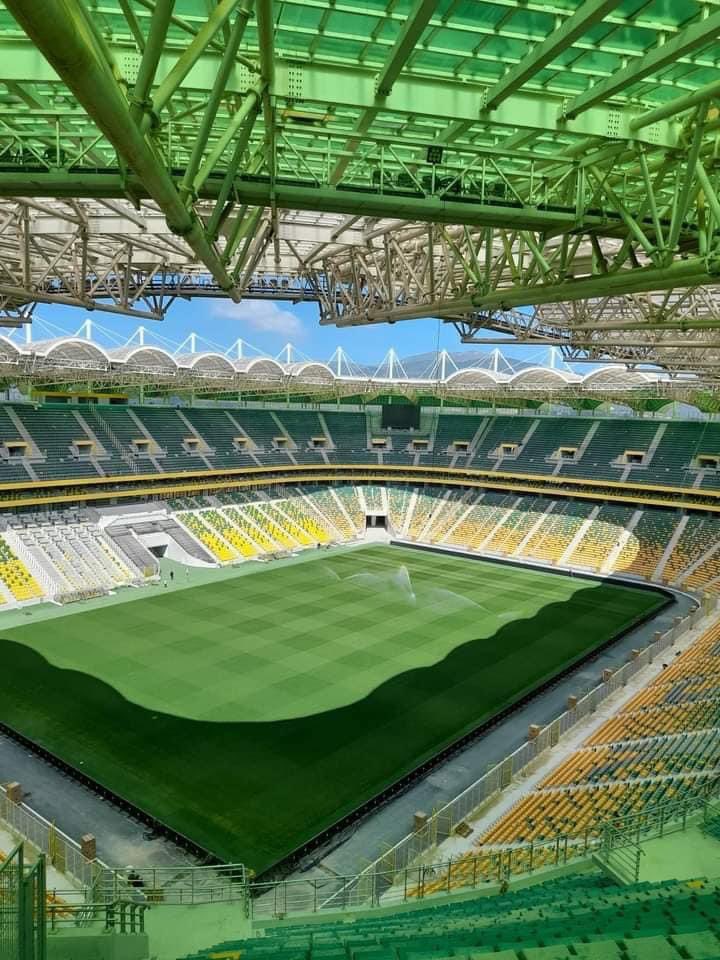 Le stade de Tizi Ouzou - niché au pied des montagnes - est une merveille. Probablement l'un des plus beaux stades du continent africain. La JSK a enfin une enceinte digne de son histoire et son palmarès.