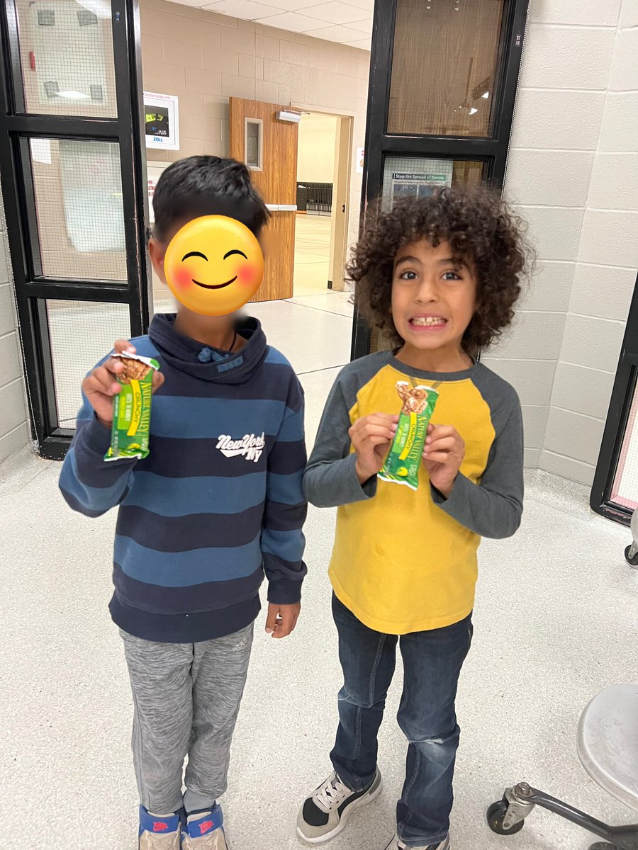 MrsWhiteDCE's tweet photo. The excitement was real when they realized they had matching snacks 😍 https://t.co/Eveakiz4xr
