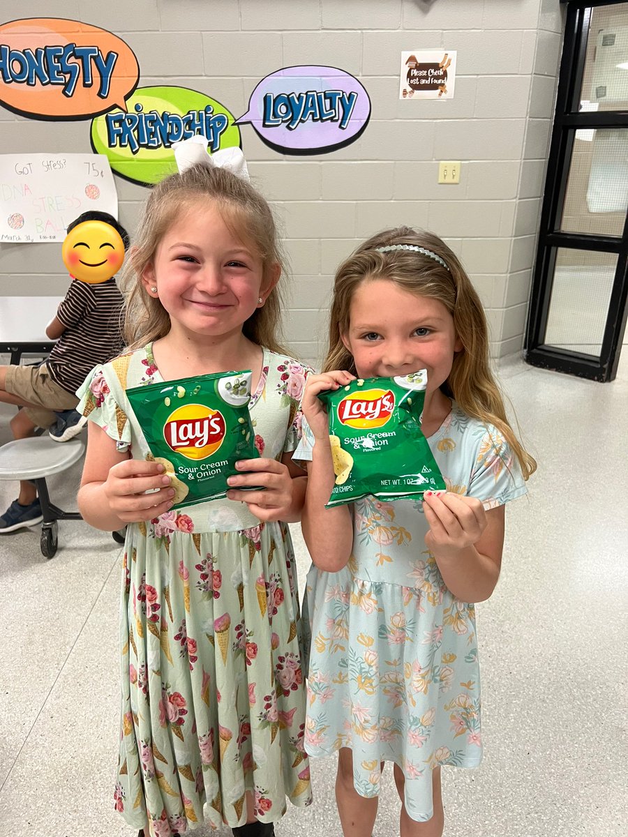 The excitement was real when they realized they had matching snacks 😍