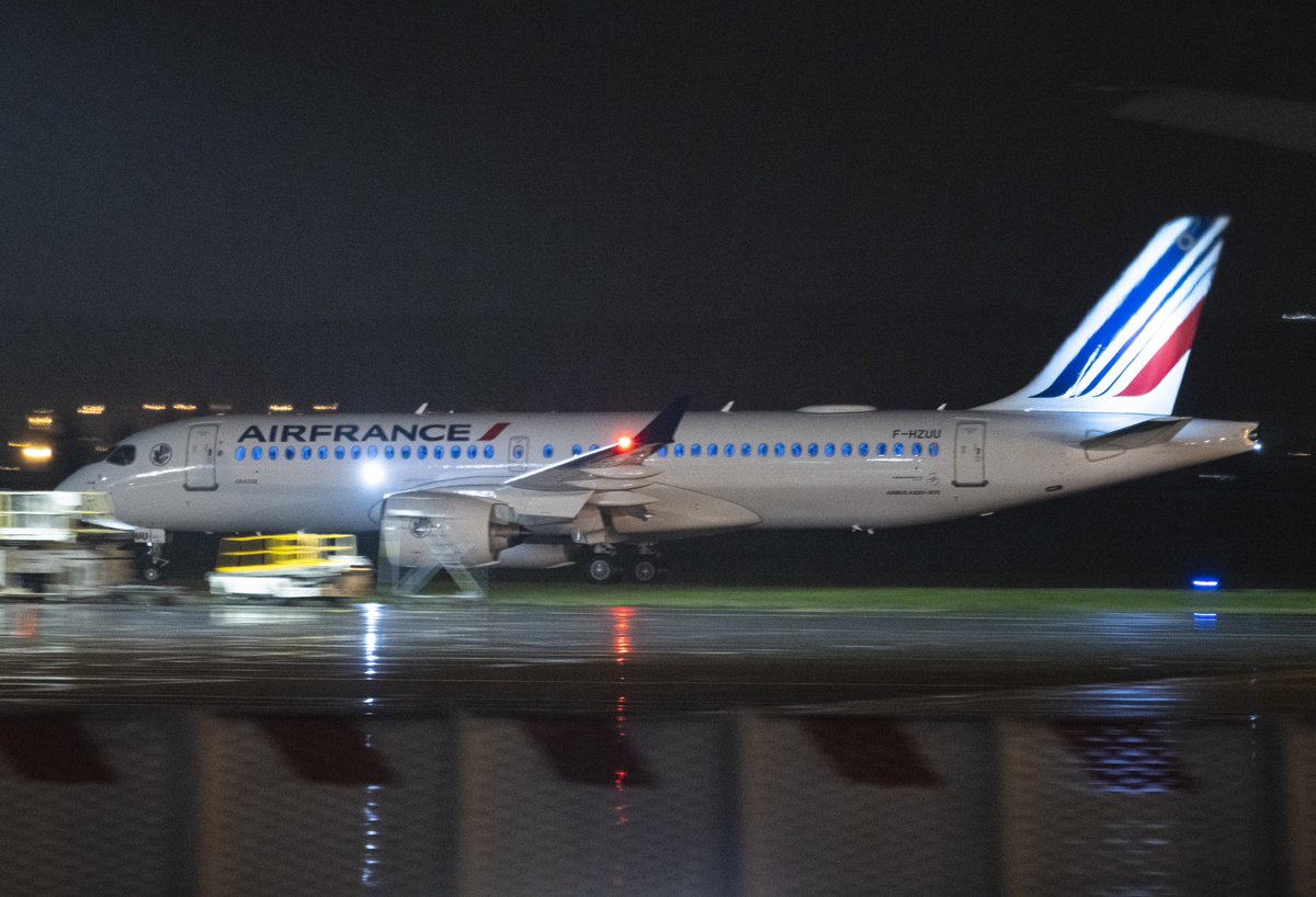 En direct de CDG, avec @patricefnk aux commandes du 220 et @landais_cedric comme PAX privilégié ! ✈️

#airfrance #a220 #fhzuu 
📸 @aircommunityFR X @benjamin_video