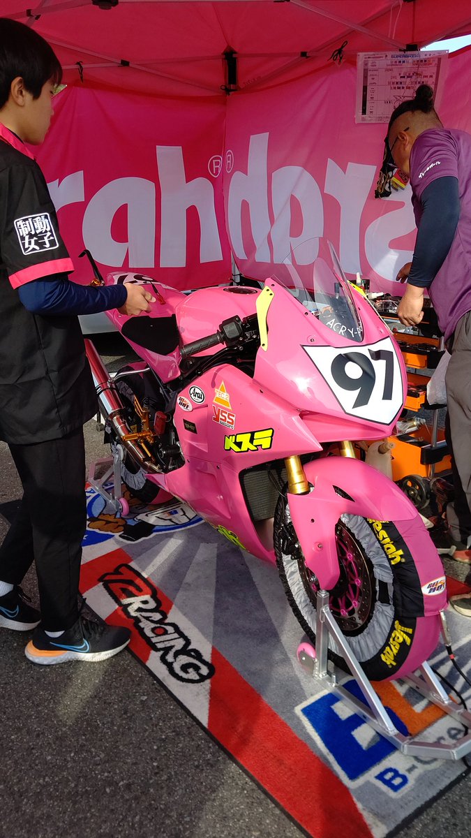 1OEyqPAeVcuIBwd's tweet image. 全日本モテギ
JP250
VesrahRacing TECH2&amp;amp;YSS
ゼッケン97
荻原羚大
ベスラのサポートで来てます😊✋
皆さん応援お願いします！
#ベスラ
#TECH2
#YSS
#ブレーキパッド
#WINパッド
#ロックしないブレーキパッド