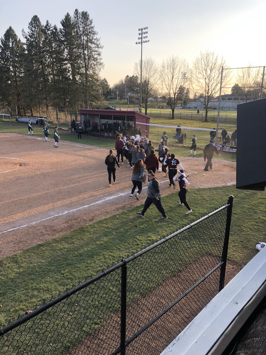 🚨CAVS WIN GAME 2 ON A WALK OFF SINGLE FROM RILEY GRIMM 🚨
Congrats Coach Connell on her 100th career win🎉🎉🎉