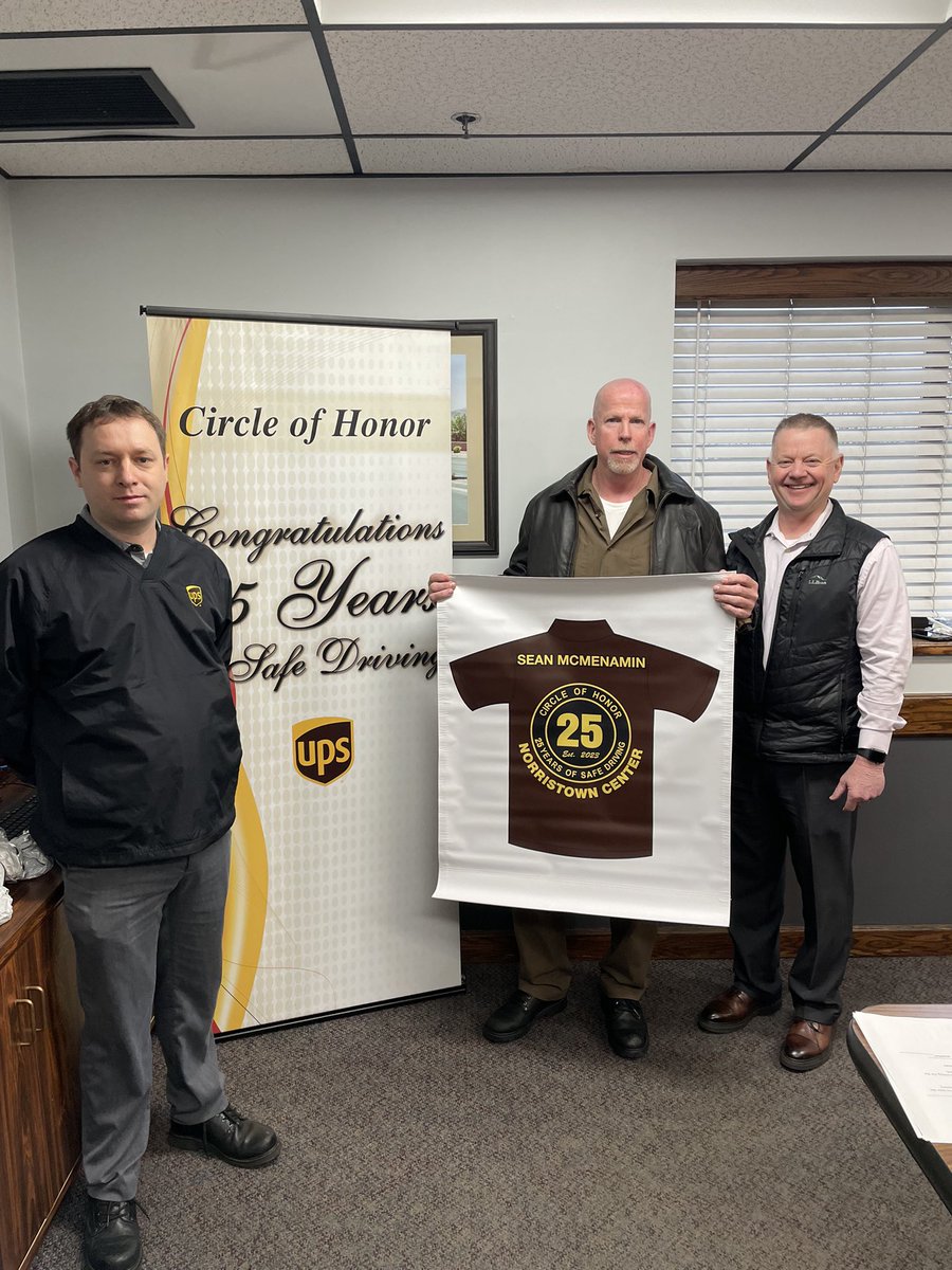 Circle of Honor🏆 2️⃣5️⃣Years …Chesapeake District 🌎 Sean McMenamin!Congratulations 🎉 to a True Professional… 2️⃣5️⃣ never looked so good 😀 @CarolBTome @KVUPS @kndragonfly @FredCarr_ups @johncrossin @UPS @UPSManJohn @DistrictUps @ChesapeakUPSers @joesavageups @UPSTrayceParker