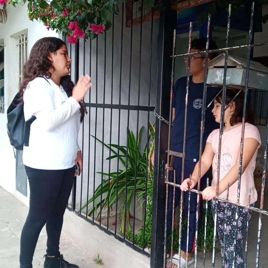 JuvePeronistaMA's tweet photo. 📣 🗣️Informamos a los vecinos/as
En el día de hoy estuvimos charlando con los vecinos casa por casa y asesoramos a los jóvenes sobre como tramitar la #BecaProgresar.
📍Ing. #AdolfoSourdeaux
#CasaPorCasa
#Juventud https://t.co/OwBUwXTOqm