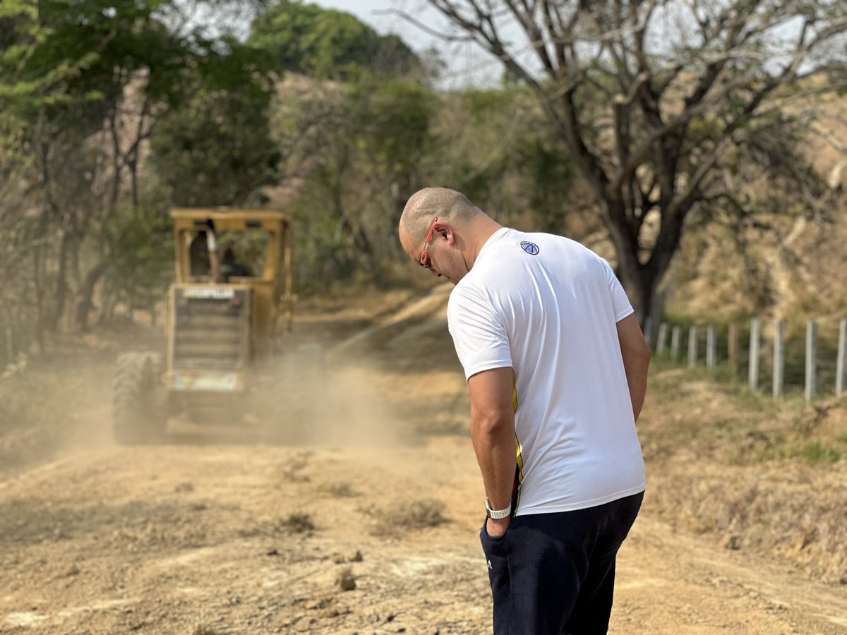 pedroluisanchez's tweet photo. Las vías rurales son fundamentales para nuestros productores y campesinos, por eso aquí estamos recuperando cada carretera rural del Municipio 
Vamos Palante 💪
@lafuerzavecinal https://t.co/h22EApbZIy