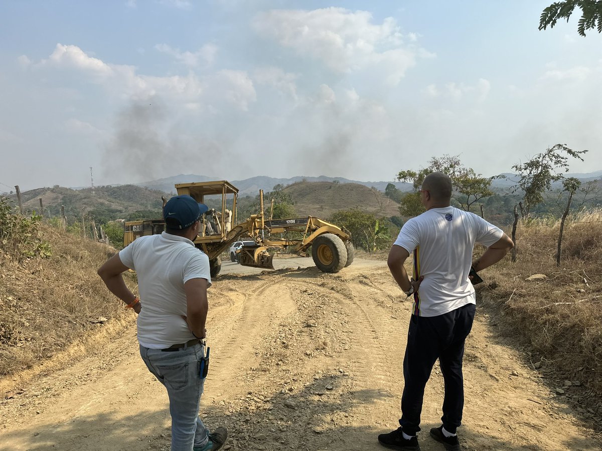 pedroluisanchez's tweet photo. Las vías rurales son fundamentales para nuestros productores y campesinos, por eso aquí estamos recuperando cada carretera rural del Municipio 
Vamos Palante 💪
@lafuerzavecinal https://t.co/h22EApbZIy