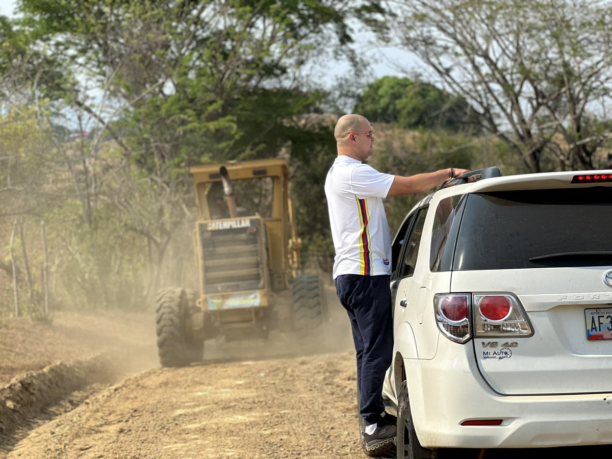 pedroluisanchez's tweet photo. Las vías rurales son fundamentales para nuestros productores y campesinos, por eso aquí estamos recuperando cada carretera rural del Municipio 
Vamos Palante 💪
@lafuerzavecinal https://t.co/h22EApbZIy