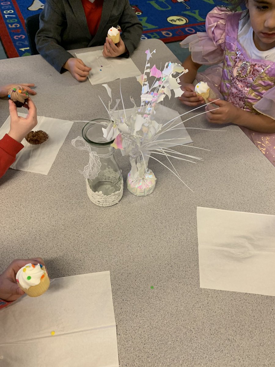 #Kinders  celebrated the wedding of Q &amp; U! 👰‍♀️🤵‍♂️They attended a special ceremony, had a dance, drew a “qu” gift to give the happy couple &amp; even got to enjoy some wedding cake! Now they will forever stick together like glue in words! #QuandUforever <a href="/tv_school/">Turner Valley School</a> @fsd38