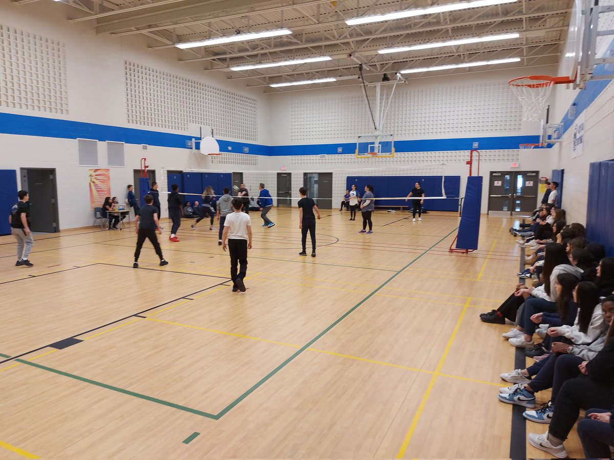 GuardiangelsWB's tweet image. The intermediate boys and girls had fun playing volleyball against the teachers this week in support of ShareLife. Thank you to our spectators that came out to  support a great cause. @ShareLifeCan @DomenicScuglia @YCDSB #supportingoneanother #goteachersgo #gostudentsgo #faith
