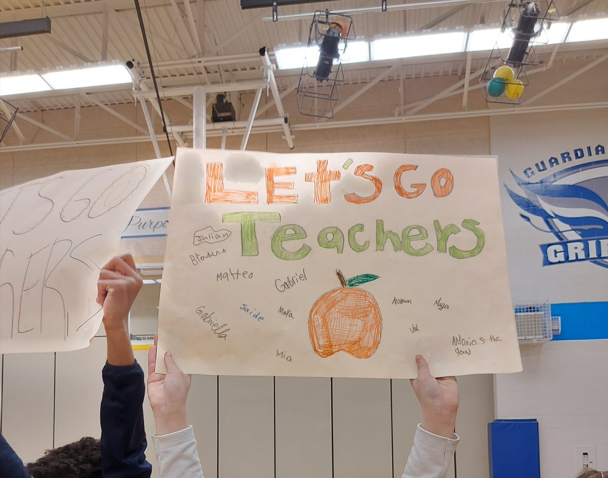 GuardiangelsWB's tweet image. The intermediate boys and girls had fun playing volleyball against the teachers this week in support of ShareLife. Thank you to our spectators that came out to  support a great cause. @ShareLifeCan @DomenicScuglia @YCDSB #supportingoneanother #goteachersgo #gostudentsgo #faith