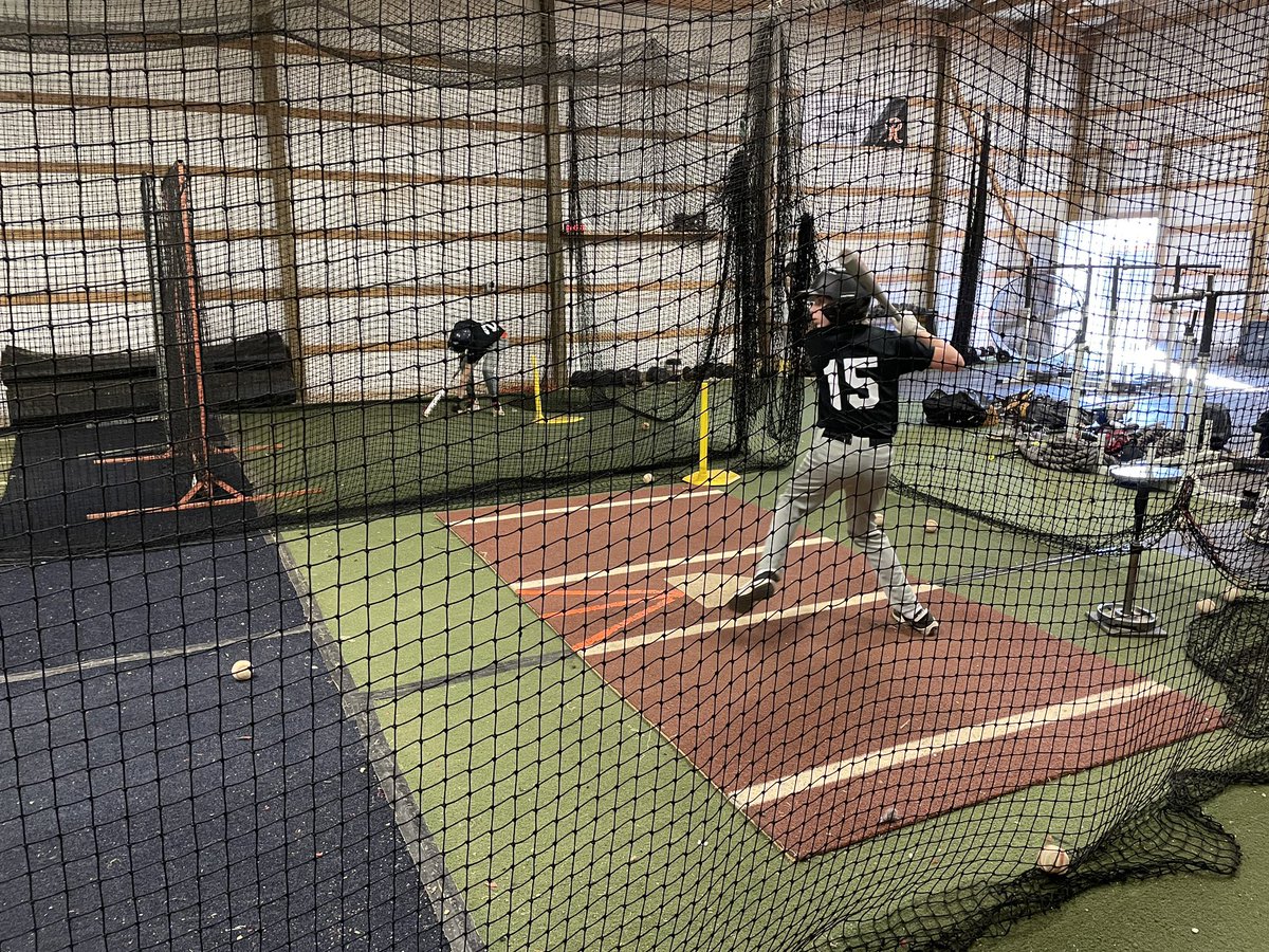 ClintonMiddleBB's tweet photo. Mixed some cage work with some team building for today’s practice. Great to watch some high school baseball on a beautiful day and get some work in at the same time. Clinch River Challenge going on all weekend. Go Dragons! #TogetherWeFly https://t.co/DZJ3SGEFgR