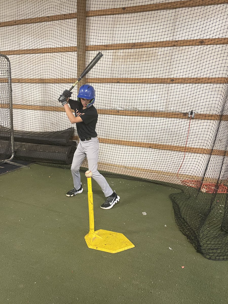 ClintonMiddleBB's tweet photo. Mixed some cage work with some team building for today’s practice. Great to watch some high school baseball on a beautiful day and get some work in at the same time. Clinch River Challenge going on all weekend. Go Dragons! #TogetherWeFly https://t.co/DZJ3SGEFgR