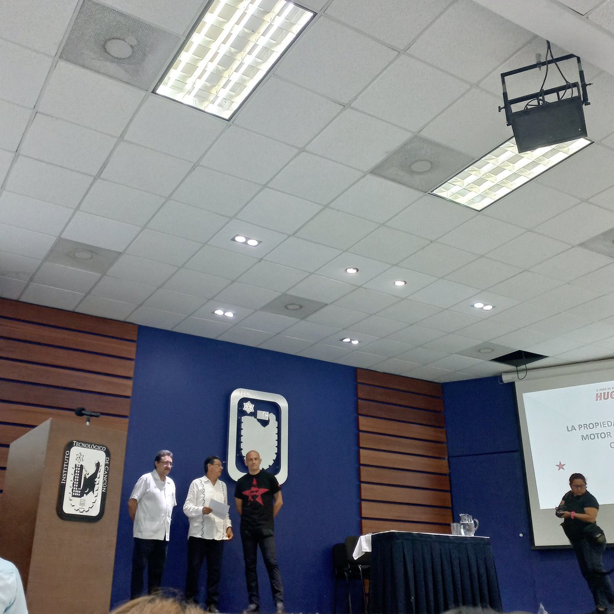 Dando inicio para la conferencia "La propiedad intelectual como motor del desarrollo en Quintana Roo" a cargo del diputado <a href="/Hugo_Alday/">Hugo Alday Nieto</a>. 

<a href="/omaralpuche/">omar alpuche leal</a> 
<a href="/maryB_martinez/">Marycarmen Martínez 🌼</a> 
<a href="/Fridasofia_27/">Frida Sofía</a>