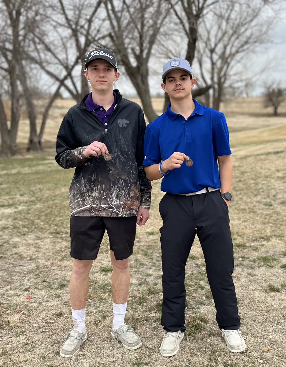 MsBernbeck's tweet photo. Hoisington’s Murphy Classic results: Freshman Broxton Gall took 4th with an 85. Sophomore Tyler Witthuhn took 6th with a 95. -in a Red Flag warning, 50+mph winds. ⁦@USD303⁩ #Eagles #golf https://t.co/qxMIdAALMG