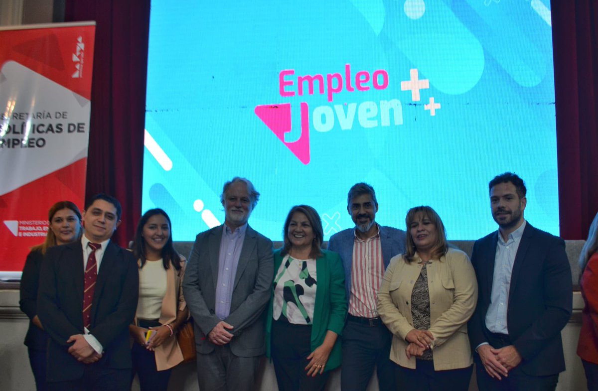 GonzaloBecerraD's tweet photo. 🔺️ Junto al gobernador @QuintelaRicardo autoridades del @MinTrabajoAR @BeatrizTello4 oficializamos el convenio de cooperación para la implementación de acciones integradas en materia y formación profesional, que se suman al compromiso de ejecución del entrenamiento laboral ♥️🇦🇷 https://t.co/zrvZ0RDBu0