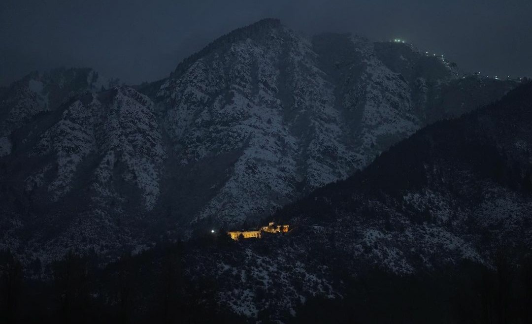 onebager's tweet photo. Pari mahal srinagar, After recent snowfall. 🛫 #travel #onebagger #travelgear src: https://t.co/QukRjAzqgF https://t.co/o8lo0XJzTh