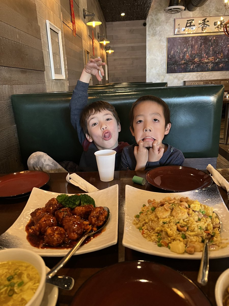 MissBokum's tweet photo. Had the best dinner with these two tonight! ♥️ Love donating time to help raise money for our @innovationpta ! https://t.co/bHwjgwyNtm