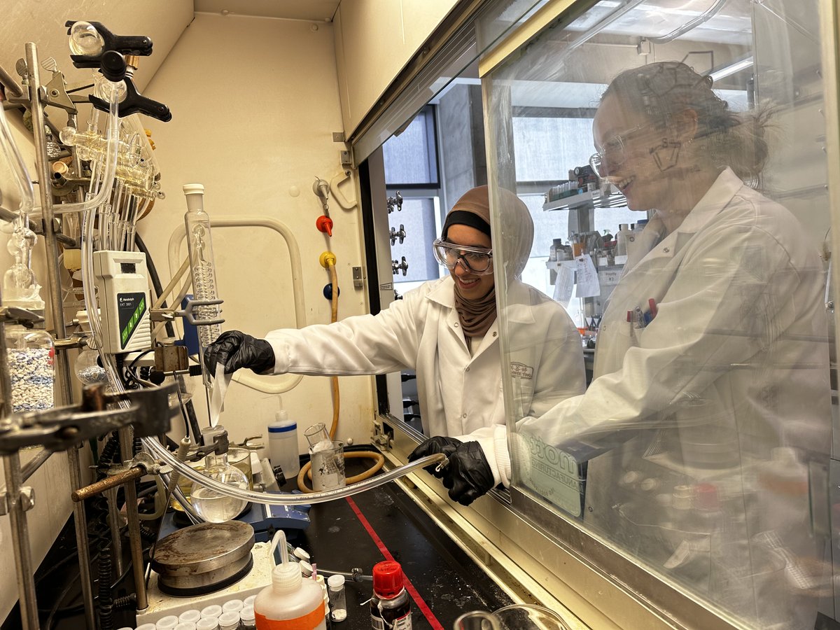 HallBoronLab's tweet photo. This week @HallBoronLab welcomed three enthusiastic high school interns from @old_scona, Zaraa, Manav & Elizabeth supervised respectively by Gen and Martin. It’s never too early to inspire the next generation of scientists. #Ualbertachem #Oldscona https://t.co/WCh0m16Dqh