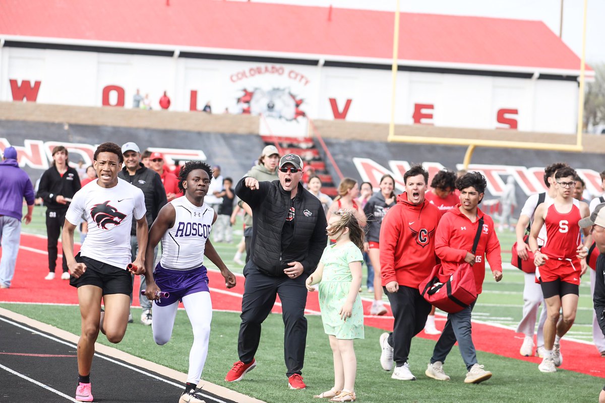 LeafMonty's tweet photo. This. This is what it’s about. Compete! Proud of our kids. Proud of our coaches. Great Day to Be A Wolf! 🐺🔥 https://t.co/lAdZdT6Zxi
